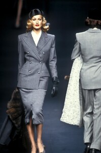 1914591706_Valentino1992HauteCouture15.thumb.jpg.8562a24eeca335ca9b623e43ea763b97.jpg