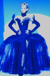 1930795054_thierry-mugler-hc-fall-1992(17).thumb.jpg.0f0201bba3ac2cfdbe54857bcd28adc2.jpg
