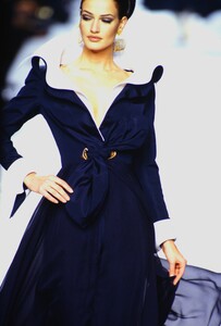 1990853821_lanvin-hc-spring-1992(5).thumb.jpg.cc3281ac5f8d2ceee49405390e185058.jpg