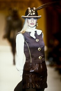 199118945_Valentino1992WomenRTW77.thumb.jpg.3e5dfaf92359f315df83842c38385a55.jpg