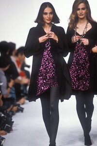 1994599997_Cerruti1991WomenRTW42.thumb.jpg.ce60779dfdb7376f2c70ca14d779d26b.jpg