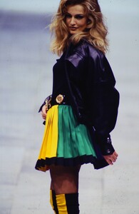 2001251923_versace-fw-1991(2).thumb.jpg.e53f6e77e5fee5ef80cab21fb8189df9.jpg