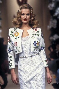 2025864437_YvesSaintLaurent1994HauteCouture161.thumb.jpg.4095e8a68abfeb3e0306c1a20dd19ac3.jpg