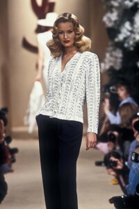 2048983242_YvesSaintLaurent1994HauteCouture65.thumb.jpg.4533024cd76e1e54f7d827b7d7d93b12.jpg