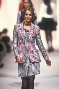 2081623663_Chanel1991HauteCouture8.thumb.jpg.30c3c54169ad3643c1b80b03fc277a26.jpg
