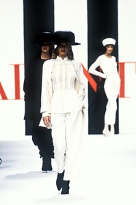 210020701_Valentino1994WomenRTW9.thumb.jpg.955e8a44e2fea83f2e4f3539a1ed496f.jpg