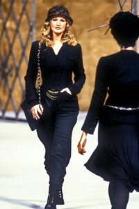 2120101278_Chanel1993HauteCouture117.thumb.jpg.794f733ff4555c2156cf6982beda8c17.jpg