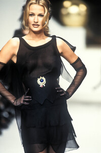 2121501314_Chanel1994HauteCouture128.thumb.jpg.da02e75b774125e3c135bca27ed34937.jpg