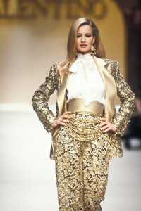 213045930_Valentino1992WomenRTW144.thumb.jpg.d234739f089c0df5ecf5f239313fcd01.jpg