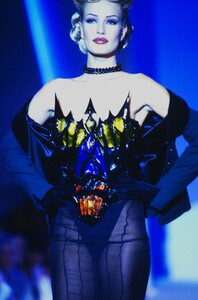 2133081643_thierry-mugler-hc-fall-1992(1).thumb.jpg.739663adf1c6fb54d0842cfdc8d2d830.jpg