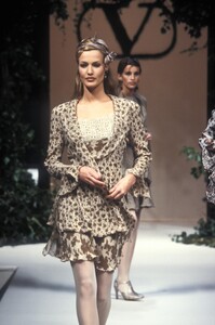 214303615_Valentino1994HauteCouture26.thumb.jpg.480478b535dfff0dde7aecb2a1d70db2.jpg