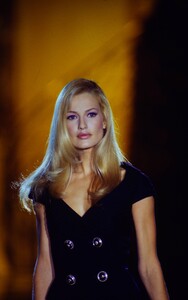280646906_atelier-versace-ss-1995(8).thumb.jpg.6cd02995e599167f845b81a33b8a0a58.jpg