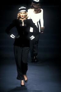 287838667_Valentino1992HauteCouture30.thumb.jpg.19594f02229bc8ab4a4bd06e13cc893d.jpg