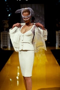 330190272_ChristianDior1995HauteCouture83.thumb.jpg.3aa5493b74f8779373cfa8c9f844b986.jpg