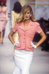 3372176_Chanel1993WomenRTW4.thumb.jpg.4562f835f95cdf96bfa51cb0864fa36d.jpg