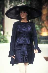 352685963_Valentino1994HauteCouture113.thumb.jpg.93afbe1205c88f3b532e847bfab8997f.jpg