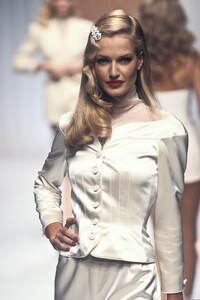 415272547_Valentino1995WomenRTW102.thumb.jpg.026bd68381f2e3aca80ae3f30f73ba8e.jpg