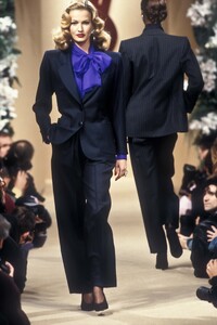 465767058_YvesSaintLaurent1994HauteCouture22.thumb.jpg.016d3b5d443eee10889ae708f44487d5.jpg