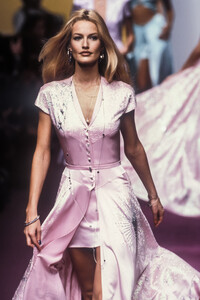 49133848_KarlLagerfeld1995WomenRTW33.thumb.jpg.3dbc909312177c7d87faa3c6d1669604.jpg