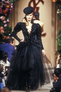 498316409_YvesSaintLaurent1992HauteCouture114.thumb.jpg.191d50733ffca52d0c1ae53d93cf2771.jpg