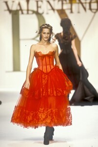 509275966_Valentino1993WomenRTW177.thumb.jpg.7397acf643b274434ff69be3fe34781f.jpg