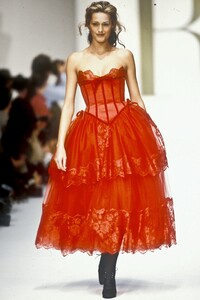 521787013_Valentino1993WomenRTW178.thumb.jpg.920e9af50065bd03ea342dc799afb657.jpg