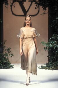 530861172_Valentino1994HauteCouture91.thumb.jpg.692b778bb48ee6386e681fc821320483.jpg