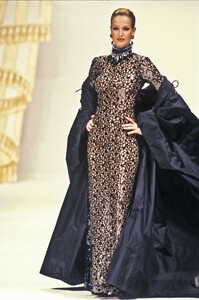 537828179_PierreBalmain1992HauteCouture54.thumb.jpg.ad29a5be91254a1c1ba219e6347714ab.jpg