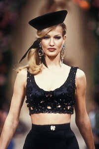 574844626_YvesSaintLaurent1992HauteCouture31.thumb.jpg.73d216102948d97c5178fd66736f44b1.jpg