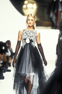60130136_Chanel1994HauteCouture171.thumb.jpg.d11c5bce94c66c15fb05b6d2f80df91e.jpg