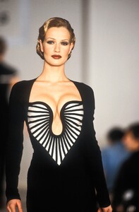 605552102_HerveLeger1993WomenRTW102.thumb.jpg.87de12ecf74625a83bd0376c7c59ac0f.jpg