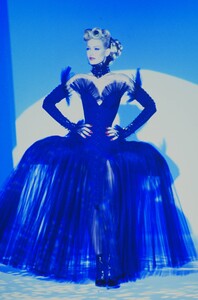 639659908_thierry-mugler-hc-fall-1992(18).thumb.jpg.daab9fdf2b4158561f21b88c08320da5.jpg