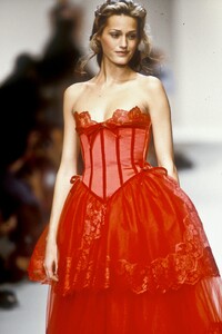 649862563_Valentino1993WomenRTW179.thumb.jpg.40b114b4116b73d93546cb98d58a884a.jpg