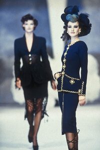 684921187_Chanel1992HauteCouture64.thumb.jpg.e2f0d4f9a85cfa8165be8875a1591605.jpg