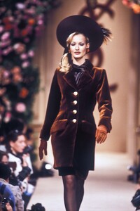 701748899_YvesSaintLaurent1992HauteCouture65.thumb.jpg.d845b9fc6a445e4f63b2a21de541d82e.jpg