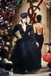 708323349_YvesSaintLaurent1992HauteCouture113.thumb.jpg.db31800684cc6ba62fa2d0d98702a71e.jpg