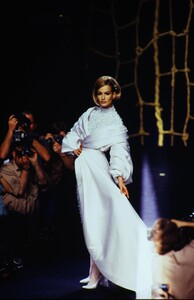 71547261_lanvin-hc-fw-1991(13).thumb.jpg.0abe448eb023c3370b78f506971cff76.jpg