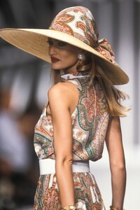 755758545_Valentino1992WomenRTW114.thumb.jpg.4771b8382b4dcba2b2dafd63d3ef8f56.jpg