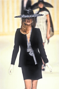 758656784_PierreBalmainHauteCoutureSpring19941.thumb.jpg.1f5d688435a951f39e262e3d2c2fcab7.jpg