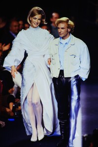 786446646_lanvin-hc-fw-1991(15).thumb.jpg.cc20243b72fb08c257ac2704dd6060d1.jpg