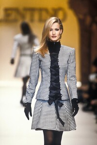 787353791_Valentino1992WomenRTW59.thumb.jpg.19455d8a3f35314aa4eff4db5516399b.jpg