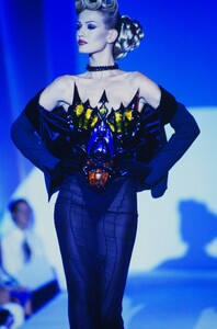 856874641_thierry-mugler-hc-fall-1992(2).thumb.jpg.67a376f1d2519021210a88522018d940.jpg