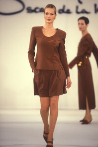 891757033_OscardeLaRentaSpring19941.thumb.jpg.11d538f46dba180b9718f2c259411cde.jpg