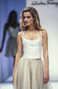 92506770_SalvatoreFerragamo1992WomenRTW62.thumb.jpg.03fb8cc19b70ec2862dbce78ac113d53.jpg