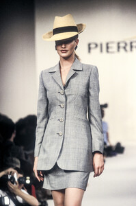 931285695_PierreBalmain1994WomenRTW68.thumb.jpg.8da5a55a4c32ef5f1cdec33e0f218f15.jpg