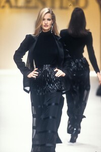 936640655_Valentino1992WomenRTW29.thumb.jpg.9d0dd12b62c7f52c25d40327d4725045.jpg