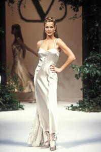 93750687_Valentino1994HauteCouture103.thumb.jpg.aa827e059d533e237279bb9e09d67b0f.jpg