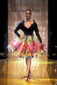 944185437_ChristianDior1995HauteCouture146.thumb.jpg.bcefa61883b8f9eb8f81153a32497372.jpg