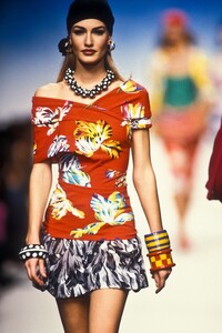 982549137_Kenzo1992WomenRTW17.thumb.jpg.b26af9ef243768aff931cdfa0e8cc792.jpg