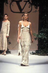 989336529_Valentino1994HauteCouture63.thumb.jpg.aa90f810df74efad74c037253ea6e9de.jpg